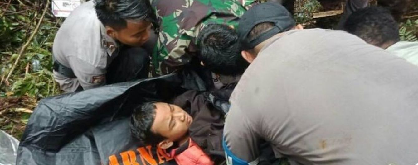 12-летний ребенок чудом выжил при крушении самолета в Индонезии - фото 1