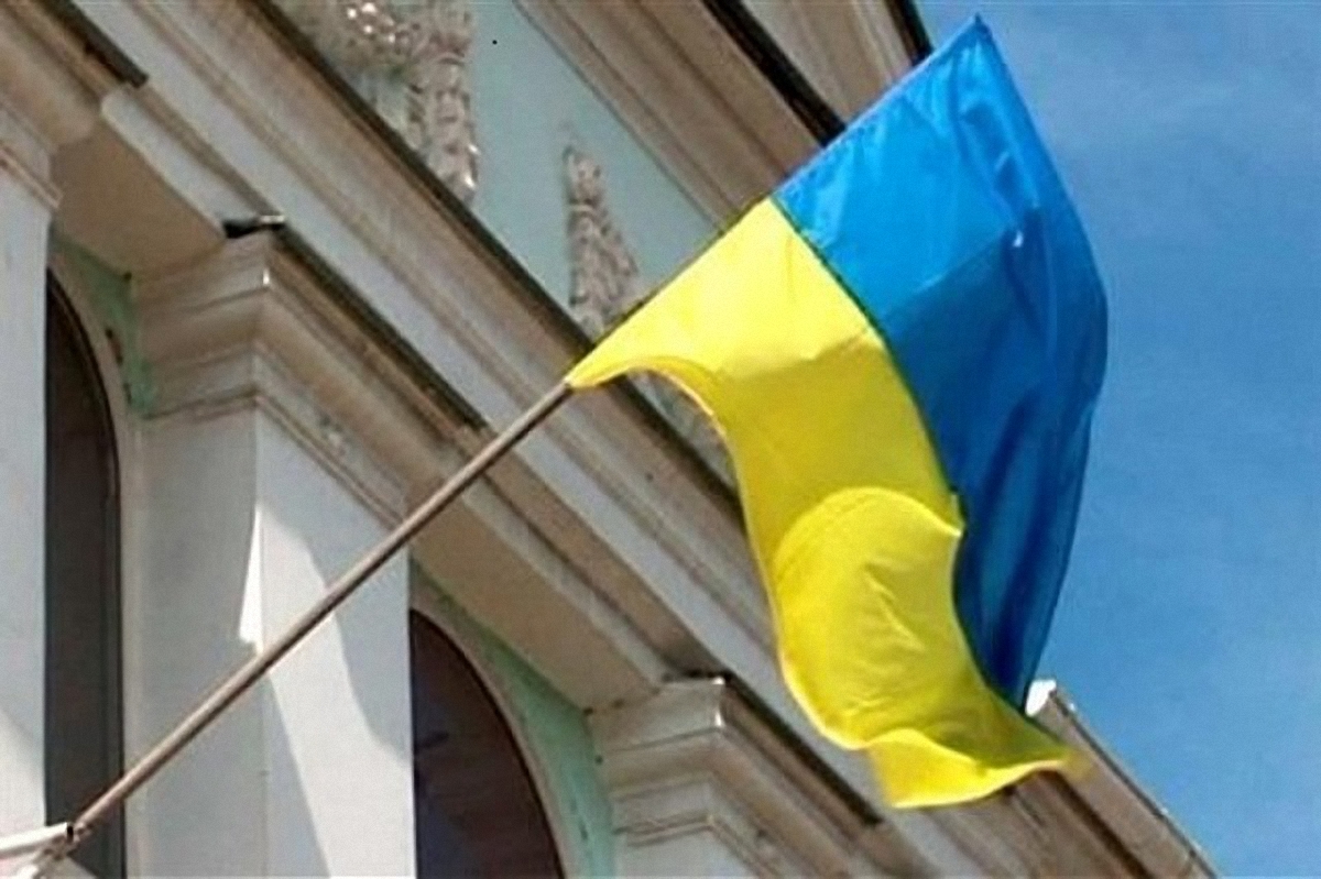 В Луганской области мужчина под действием пропаганды сорвал флаг Украины со здания прокуратуры - фото 1