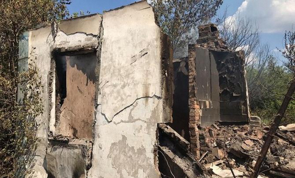 Российские террористы разрушили жилые дома в Луганской области - фото 1