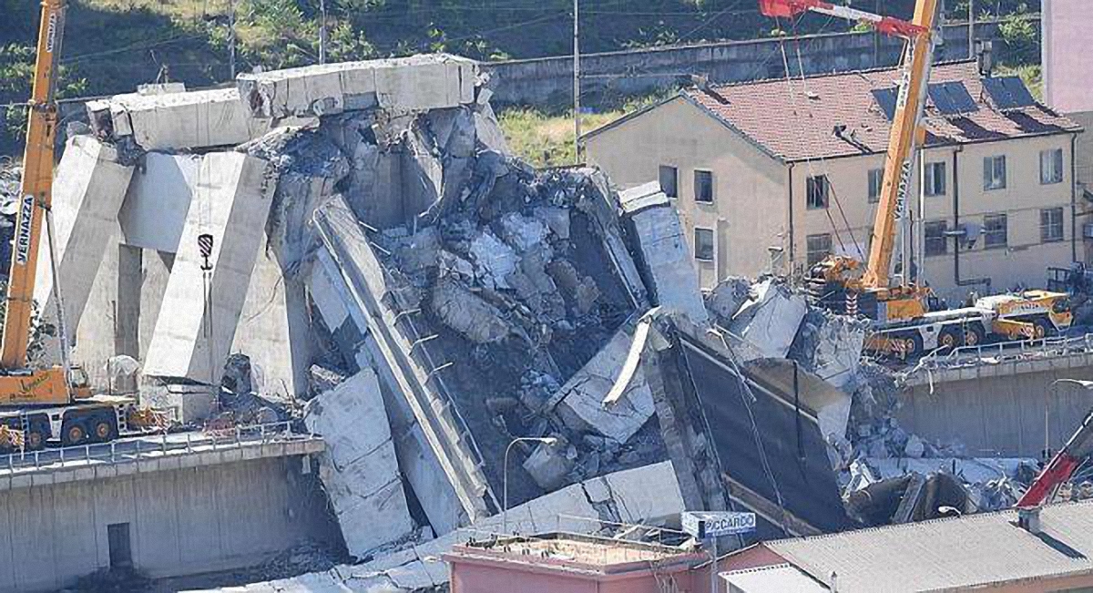 В результате обвала моста в Генуе погибли 38 человек - фото 1
