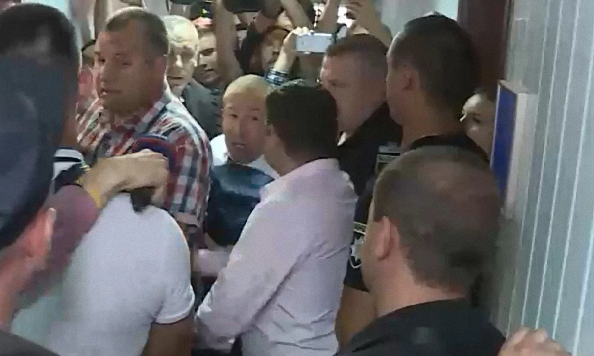 Платные адвокаты Януковича с дракой прорвались на заседание - фото 1