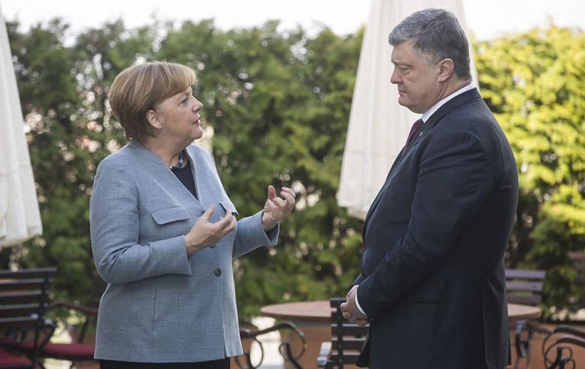 Порошенко поговорил с Меркель перед её встречей с Путиным - фото 1