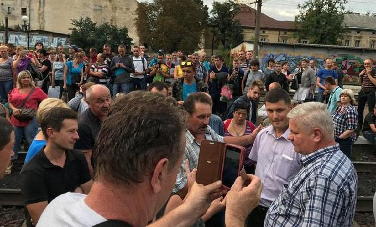 Сотня разгневанных пассажиров блокировала все поезда из-за отсутствия мест в электричке - фото 1