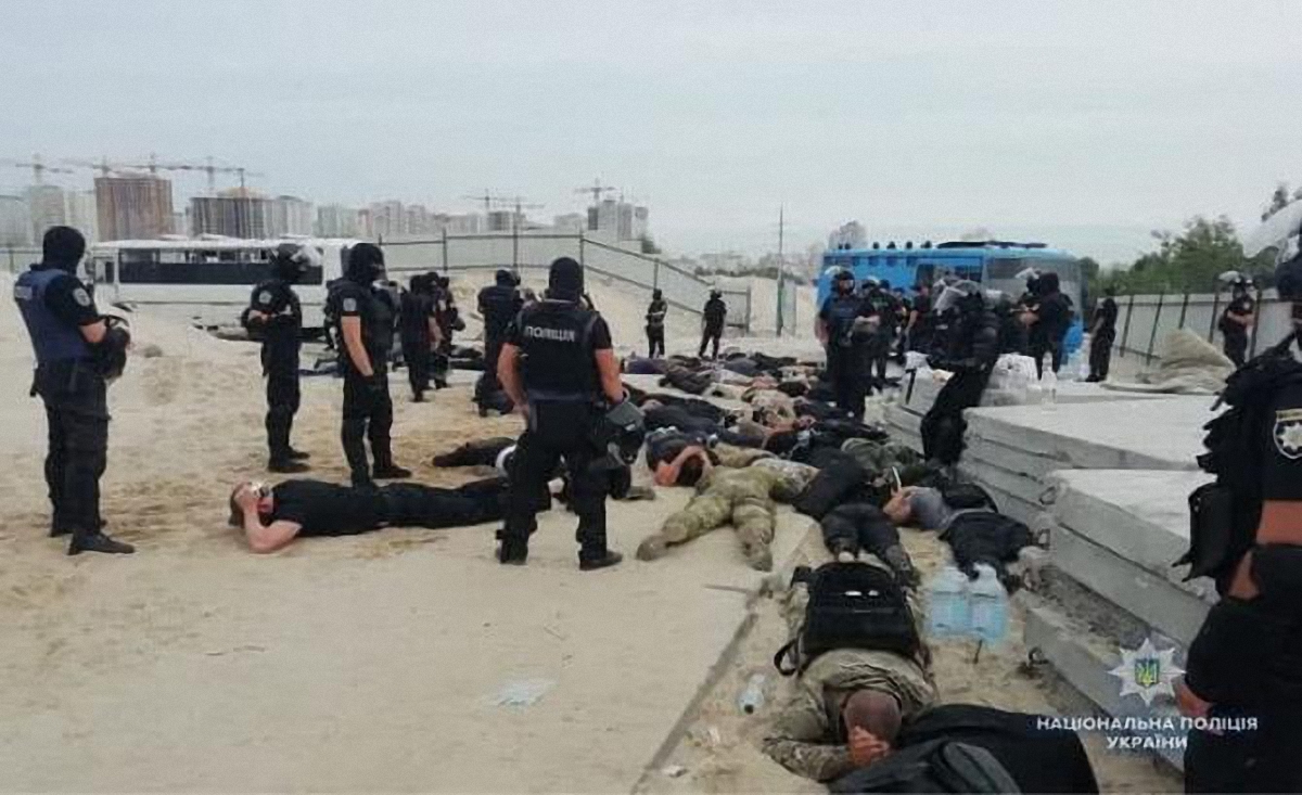 Спецназ полиции задержал 40 вооруженных людей - фото 1