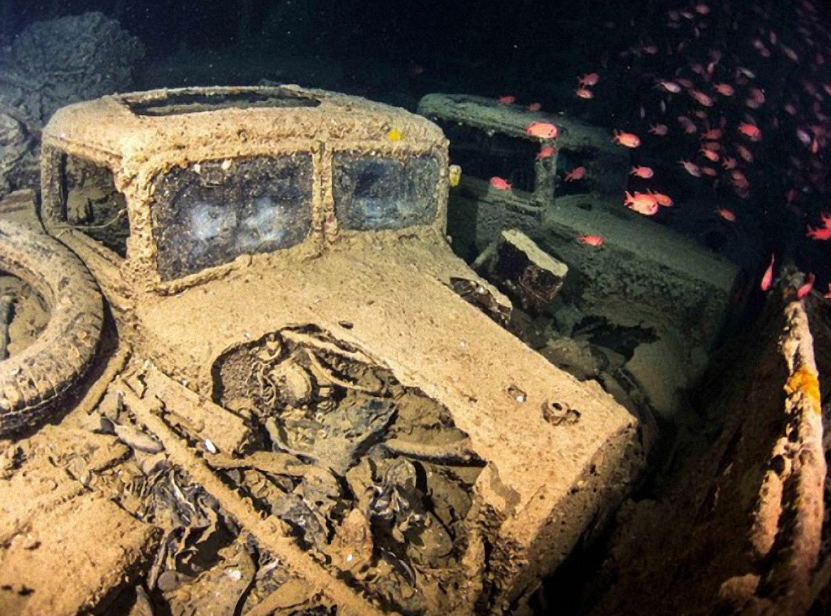 На дне океана дайверы обнаружили самолеты, корабли и танки - фото 1