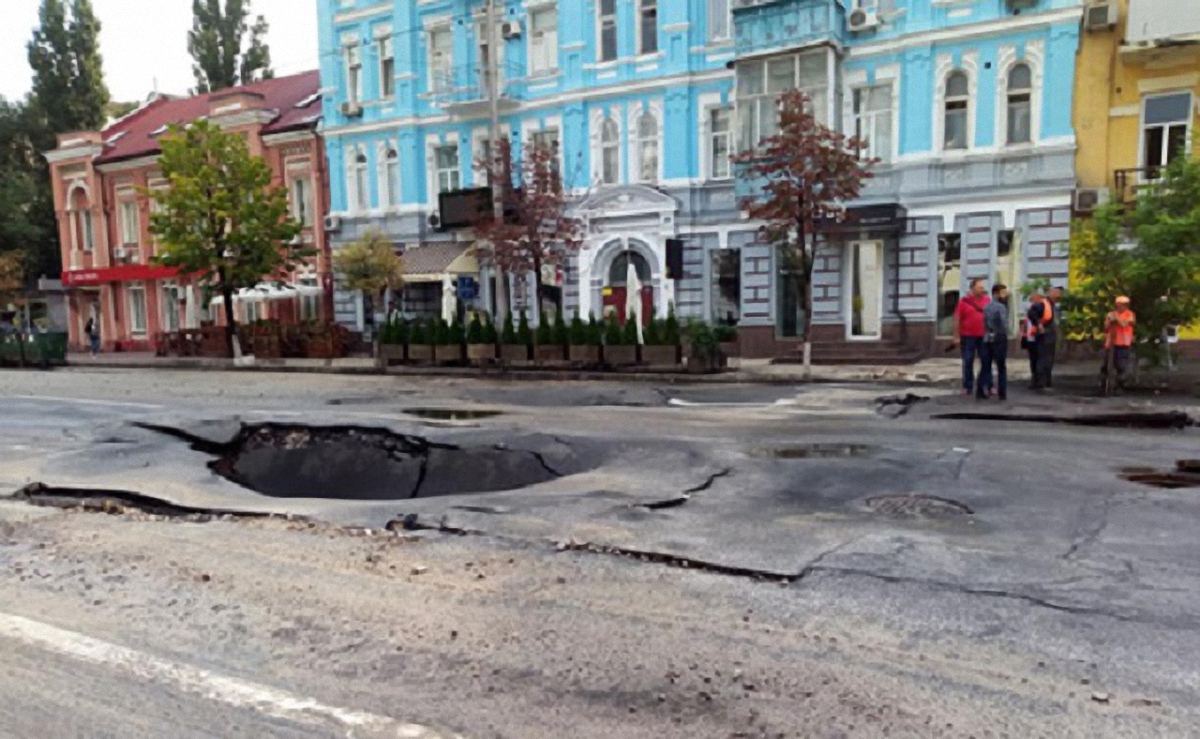 После ливня в Киеве образовались глубокие ямы на дорогах  - фото 1