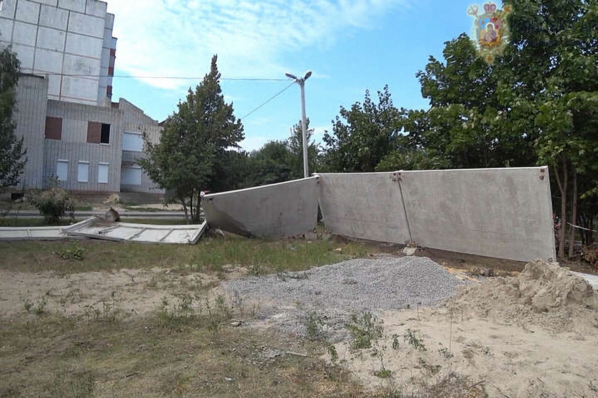 Неизвестные повалили забор на месте строительства церкви УГКЦ - фото 1