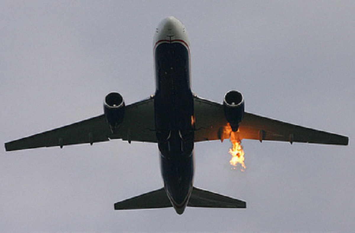 В небе над Россией загорелся самолет - фото 1