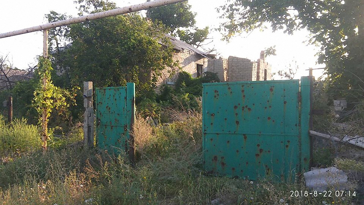 Боевики обстреляли жилой дом в Зайцево - фото 1