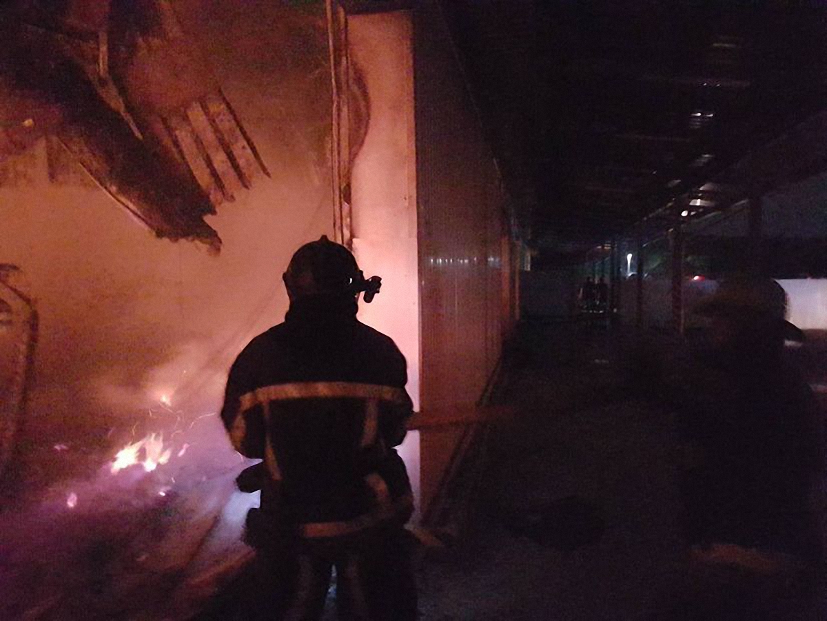 В Мукачево сгорело отделение "Новой почты" - фото 1