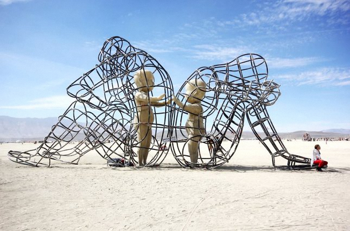Работа украинского скульптора Александра Милова на фестивале Burning Man в 2015 году - фото 1