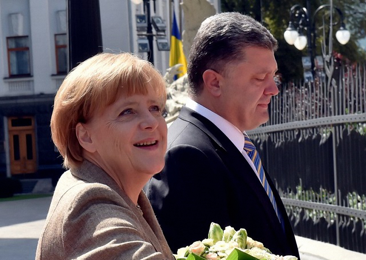 Порошенко анонсировал визит Меркель в Киев - фото 1