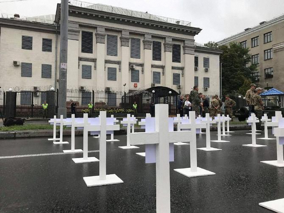 У посольства РФ расставили кресты с именами убитых русскими солдат - фото 1