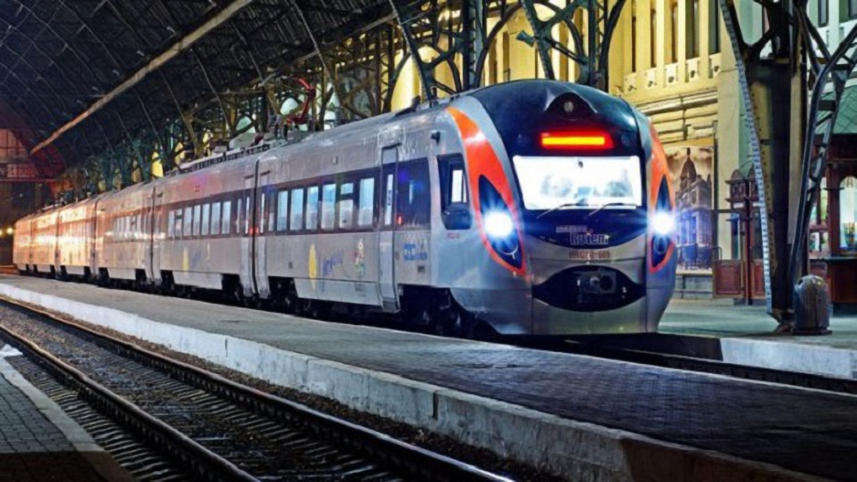 Укрзализныця начала продажу билетов на поезд "четырех столиц" - фото 1