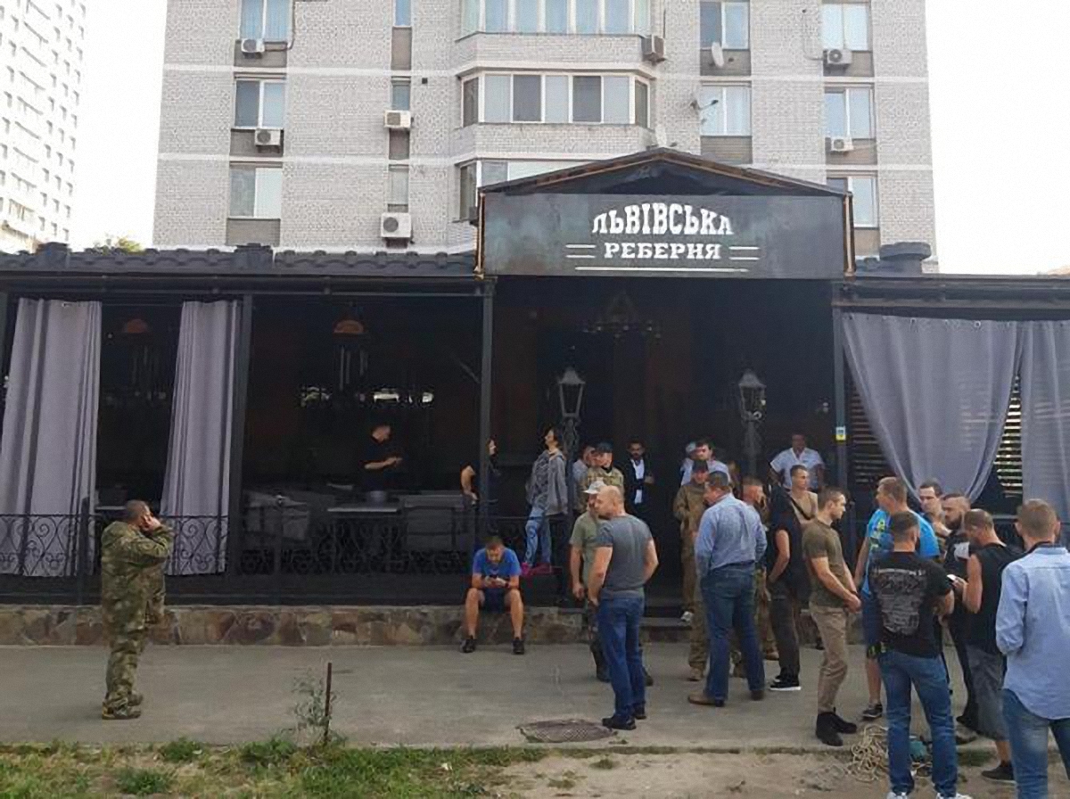 "Правый сектор" сносит ресторан на Березняках - фото 1