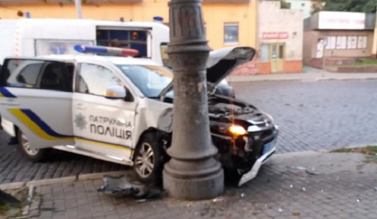 В Черновцах патрульные разбили служебное авто - фото 1