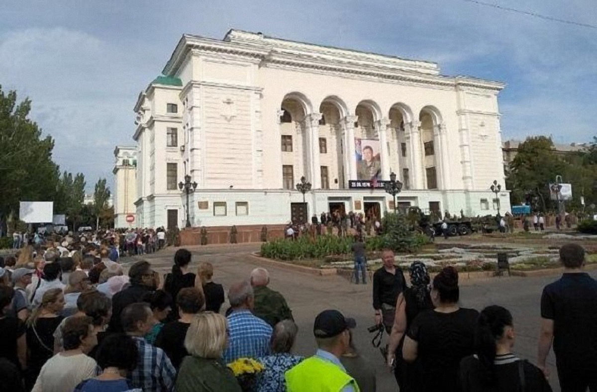 В оккупированном Донецке хоронят главаря "ДНР" - фото 1