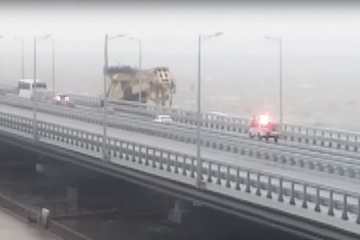 В оккупированном Крыму повредили Керченский мост - фото 1