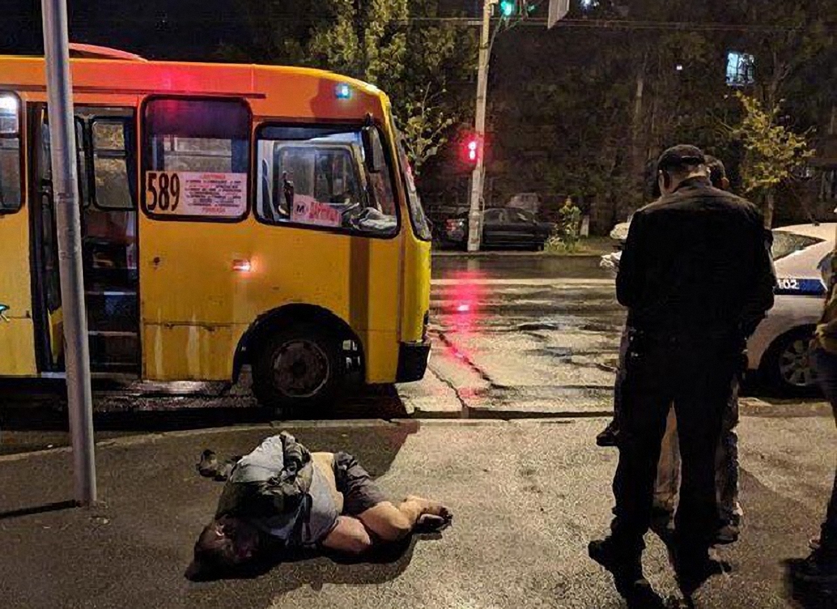 В Киеве в общественном транспорте порезали пассажира - фото 1