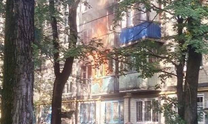 В жилом доме в Киеве прогремел взрыв и начался пожар (ФОТО) - фото 1