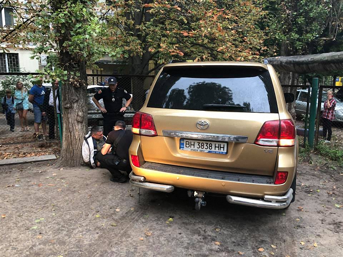 Мужчина протаранил джипом ворота штрафплощадки и уехал в неизвестном направлении - фото 1