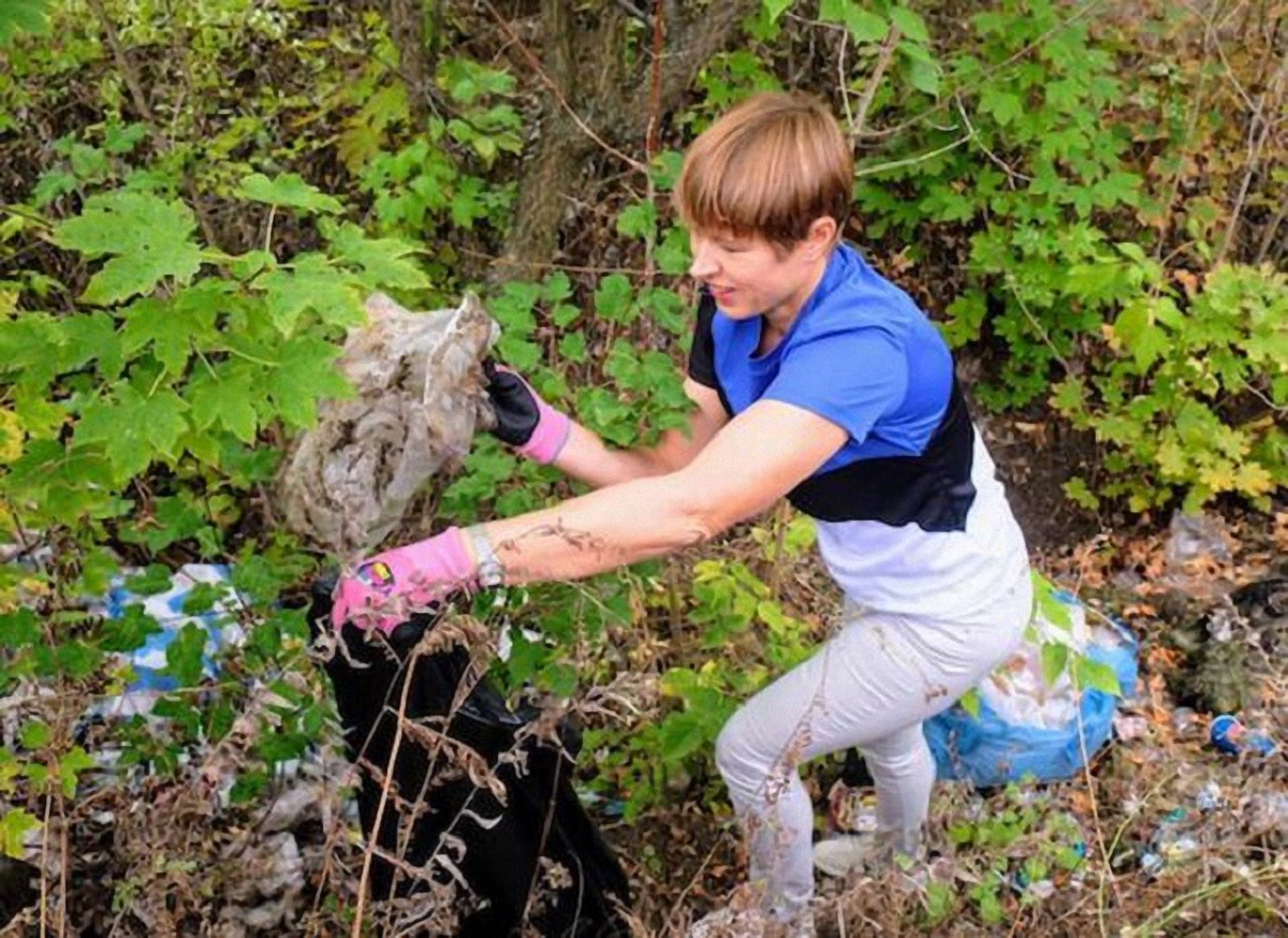 Президент Эстонии навела порядок в украинском парке - фото 1