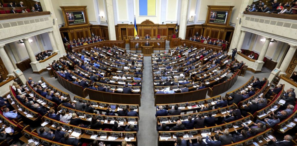 Законопроект предусматривает реализацию стратегического курса государства на обретение полноправного членства Украины в ЕС и НАТО - фото 1