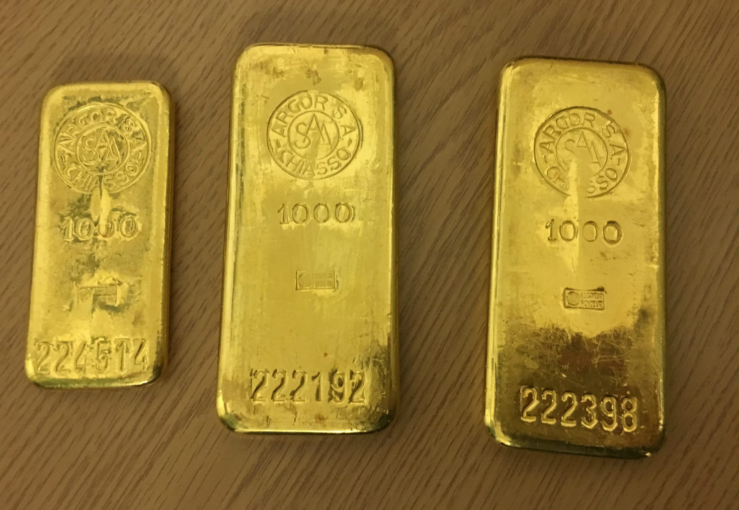 В Германии мужчина купил старый шкаф и нашел там 2,5 кг золота - фото 1