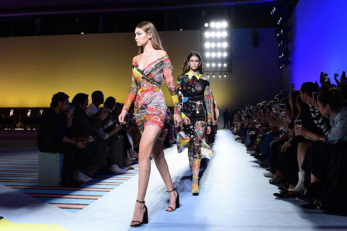 Джиджи Хадид на показе летней коллекции Versace-2019 - фото 1