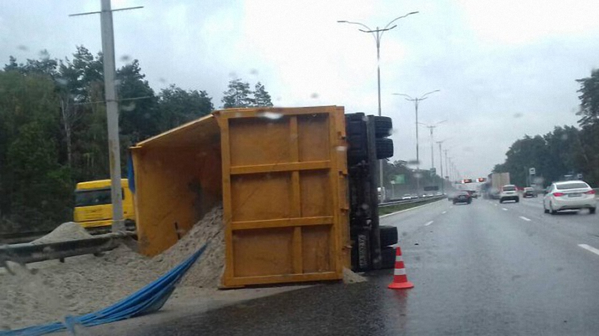 На Бориспольской трассе перевернулся грузовик с песком - фото 1