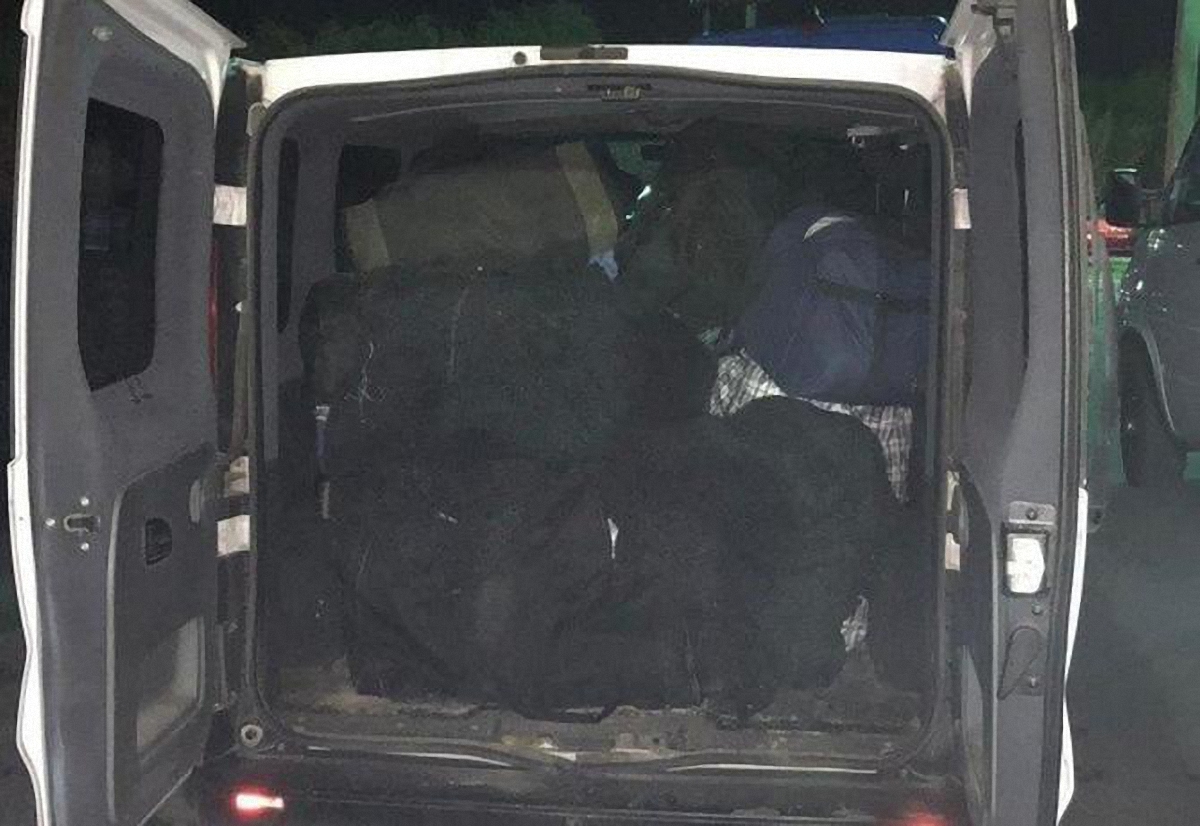 Житель Закарпатья пытался вывезти из Украины в Венгрию тонну янтаря - фото 1