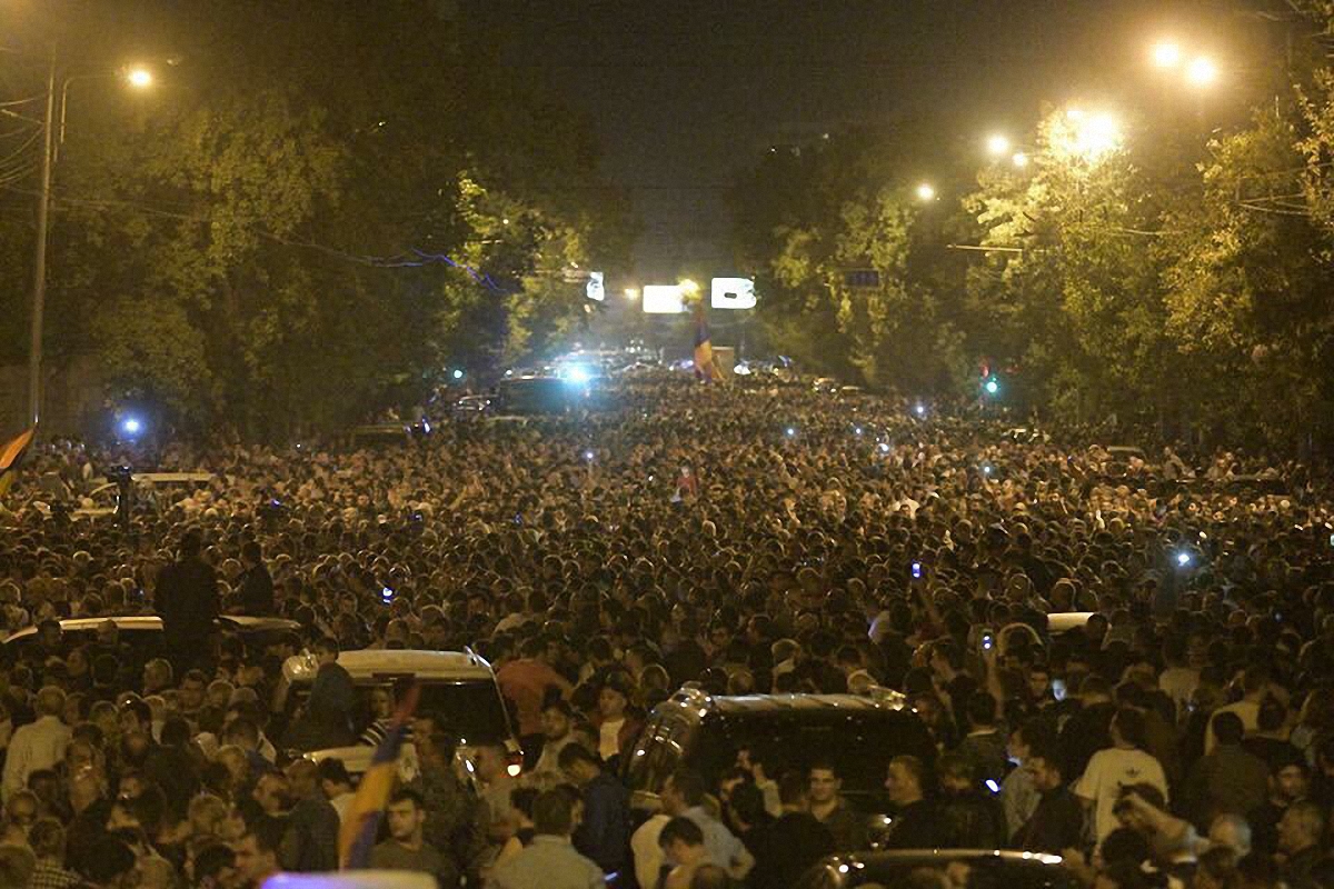 Тысячи протестующих заблокировали парламент в Армении - фото 1