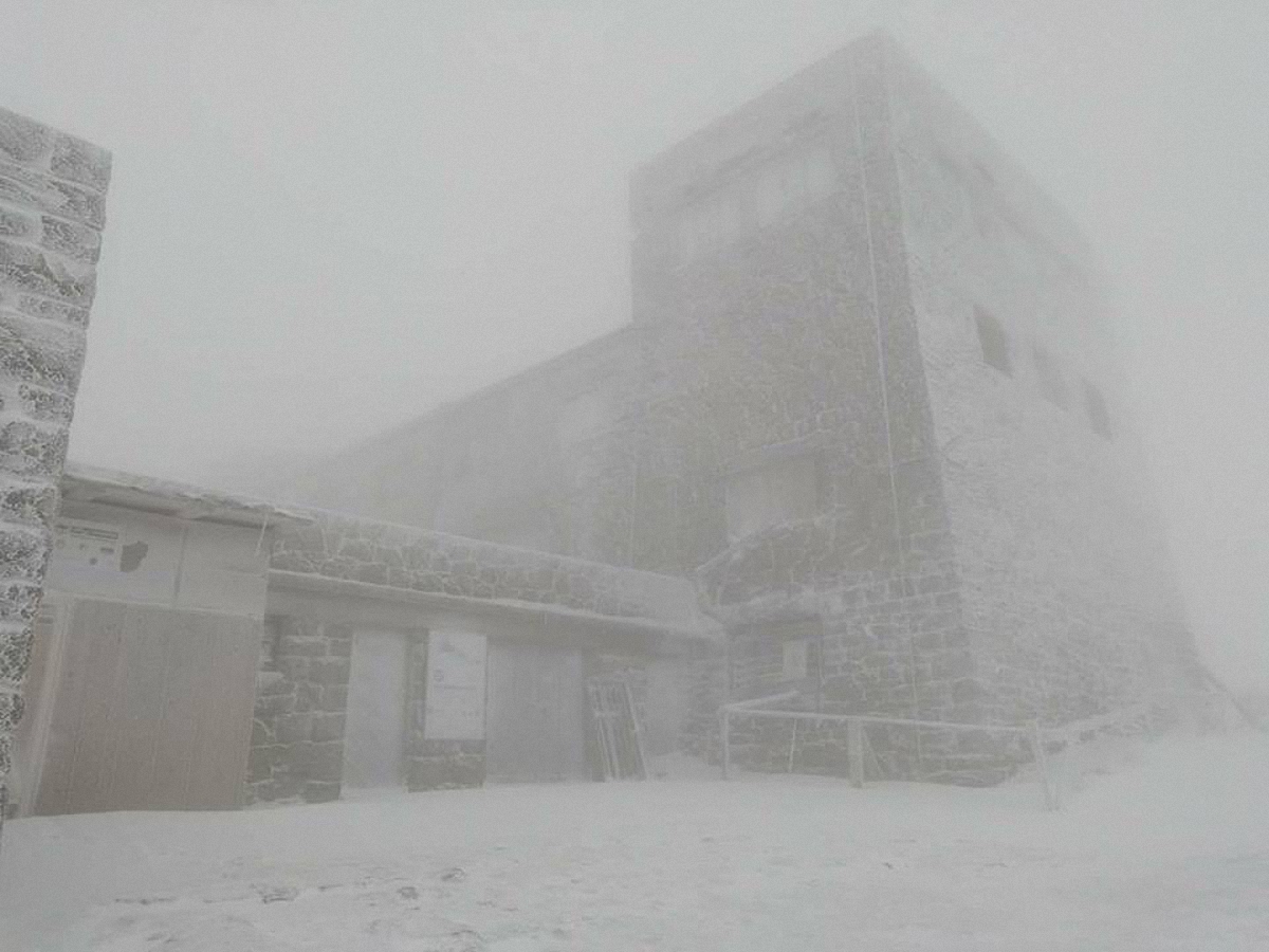Снег выпал на горе Поп Иван - фото 1