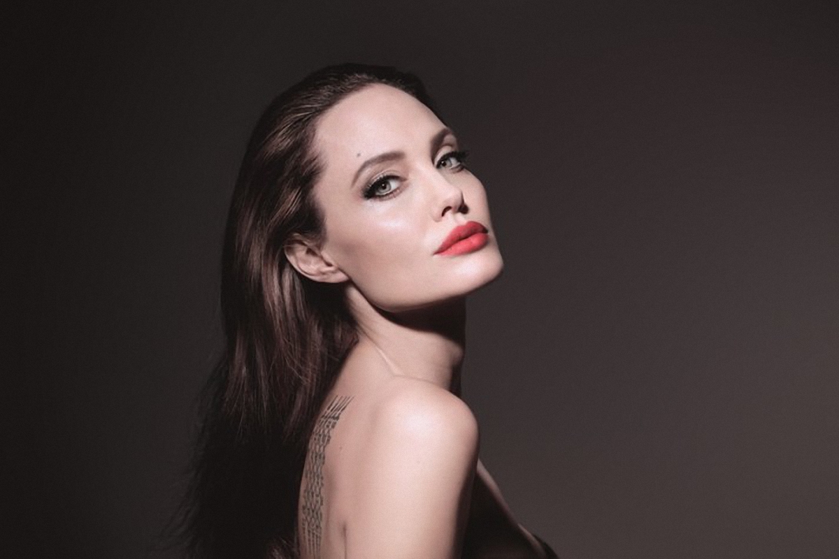 Анджелина Джоли загружает себя работой, чтобы не думать о бывшем муже - фото 1