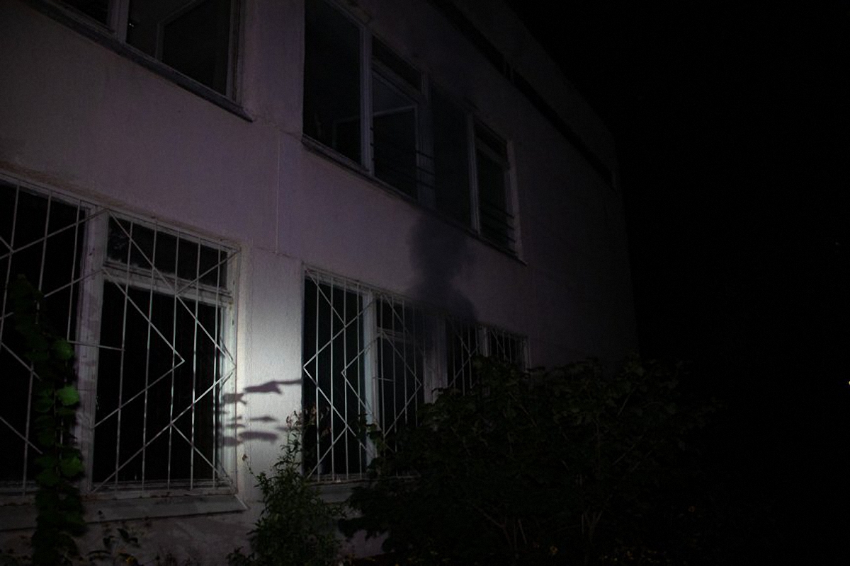 Бомжи подожгли здание исполнительной службы - фото 1