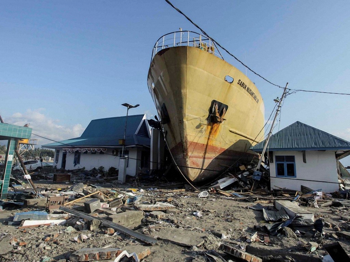 Трагедия в Индонезии унесла тысячи жизней - фото 1