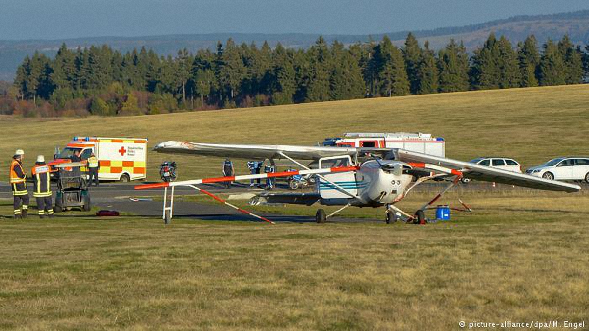 В Германии легкомоторный самолет при посадке сбил насмерть группу зрителей - фото 1