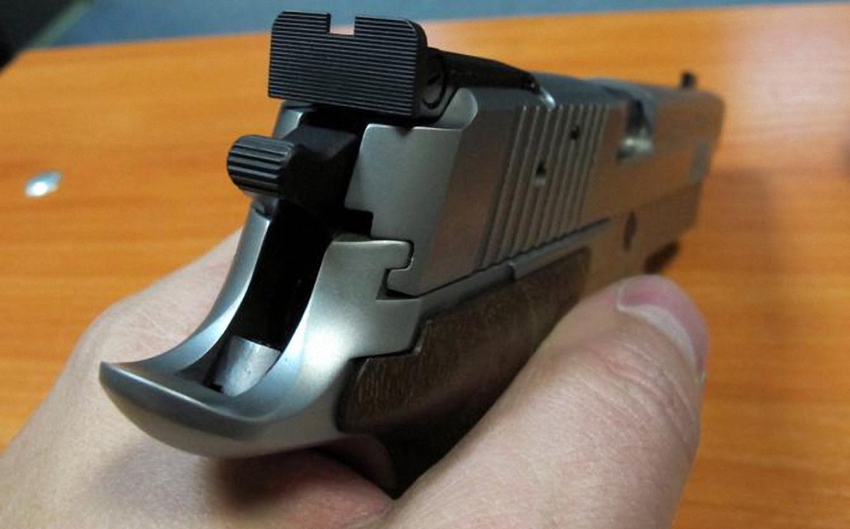 Депутат Киевсовета выстрелил себе в живот во время чистки наградного пистолета - фото 1