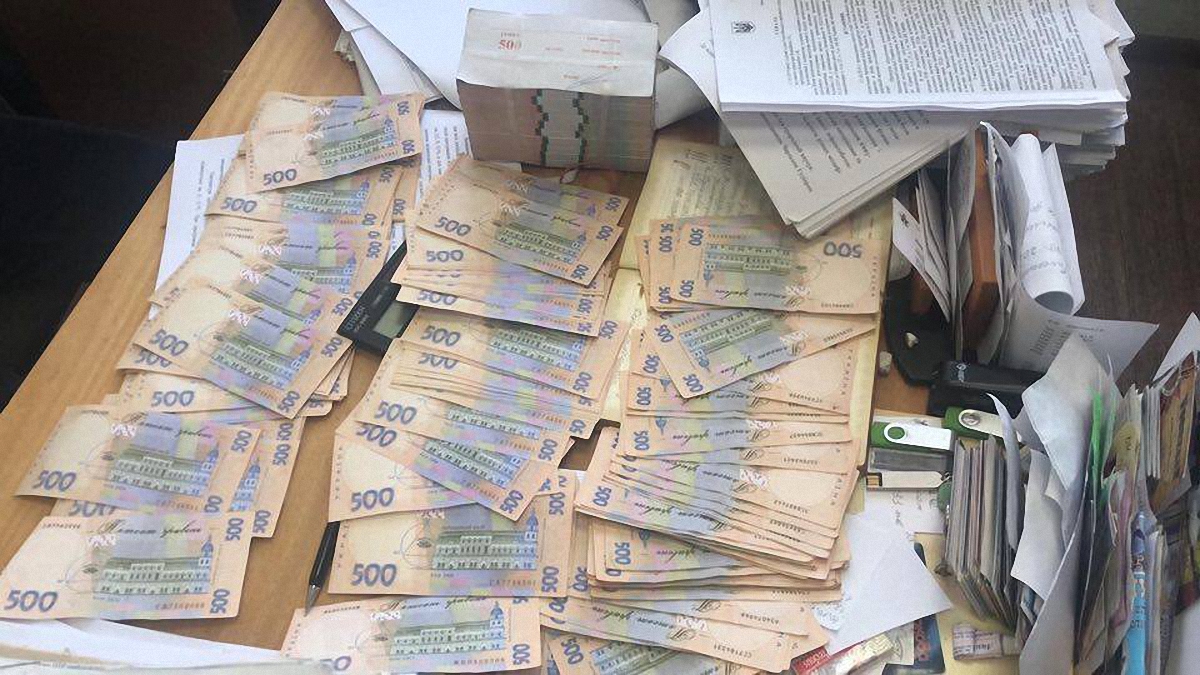 Чиновника задержали при получении 590 тысяч гривен - фото 1