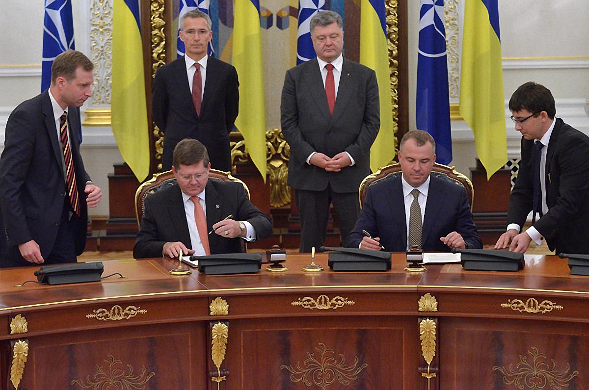 Олег Гладковский подписывает важные документы от имени Украины - фото 1