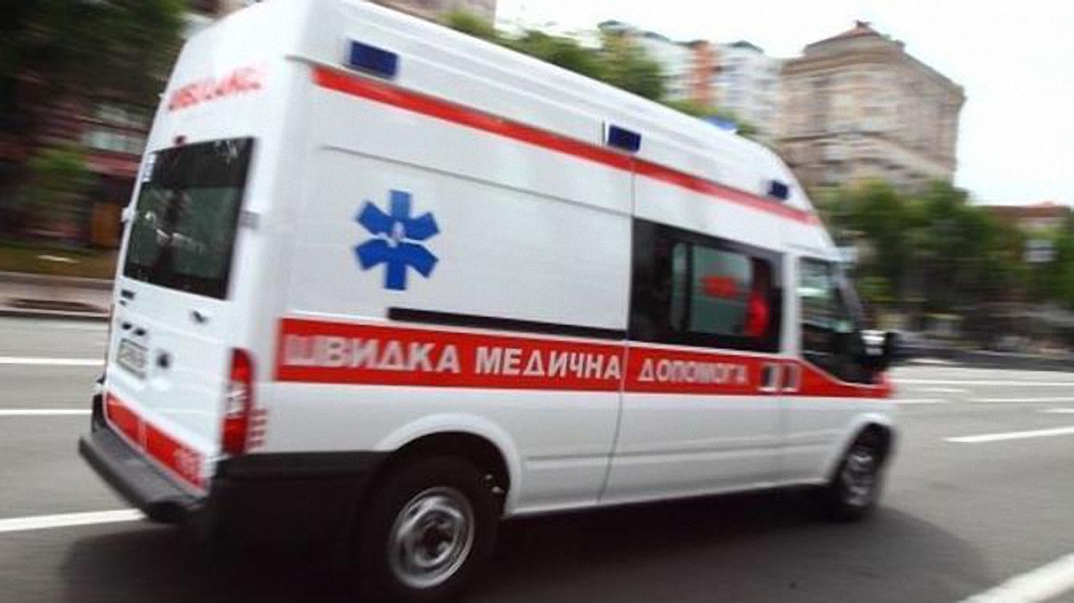 В Черноморске неадекватный мужчина избил работников "скорой" - фото 1