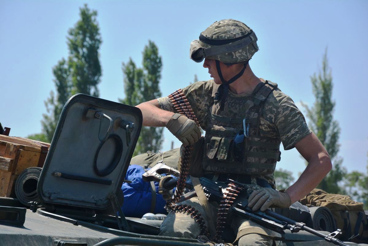 Украинским военным пришлось вступать в боестолкновения с террористами - фото 1