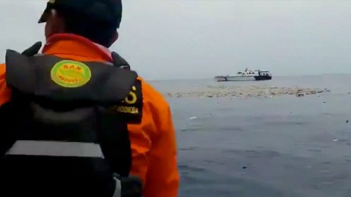 Спасатели готовы поднимать обломки боинга со дна океана - фото 1