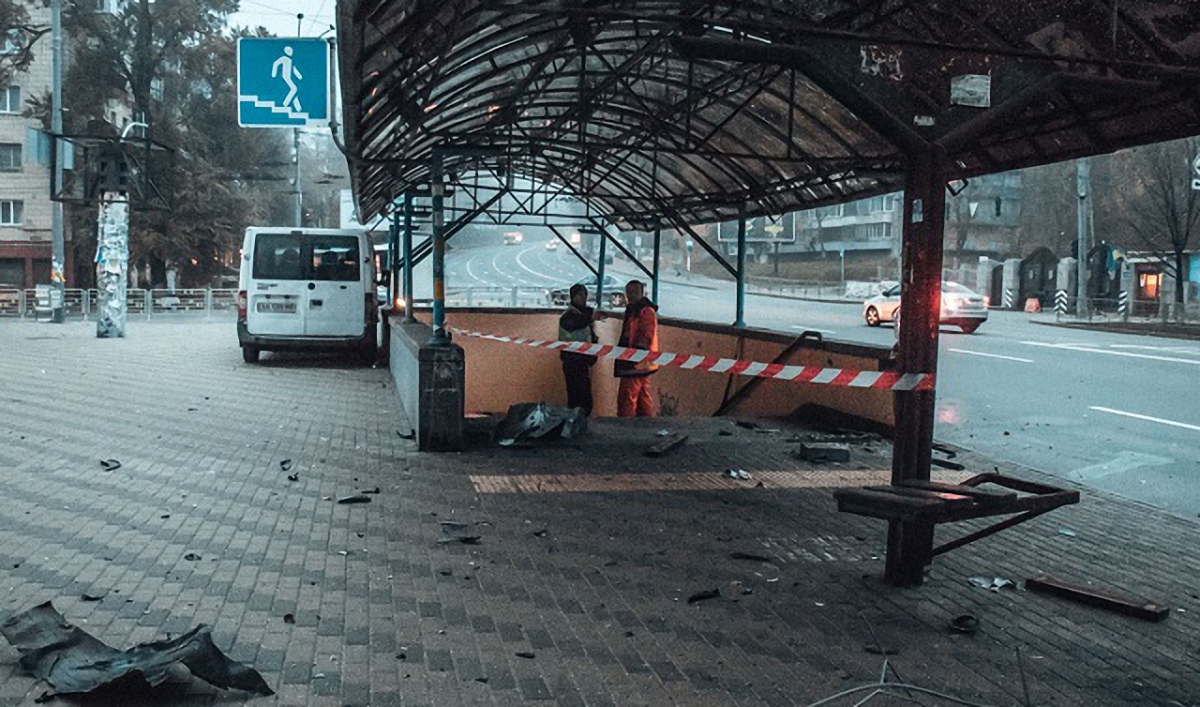 В Киеве возле Минобороны авто снесло остановку и влетело в подземный переход - фото 1