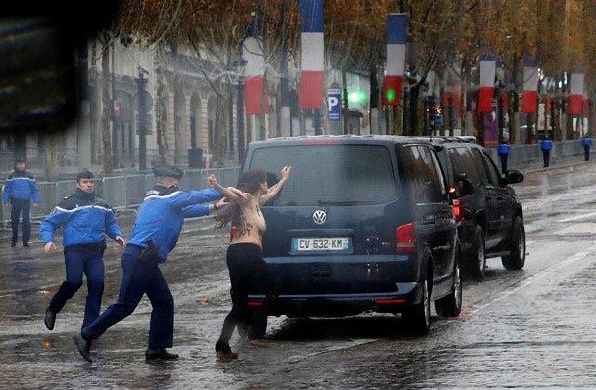 Участница Femen пыталась запрыгнуть на кортеж Трампа - фото 1