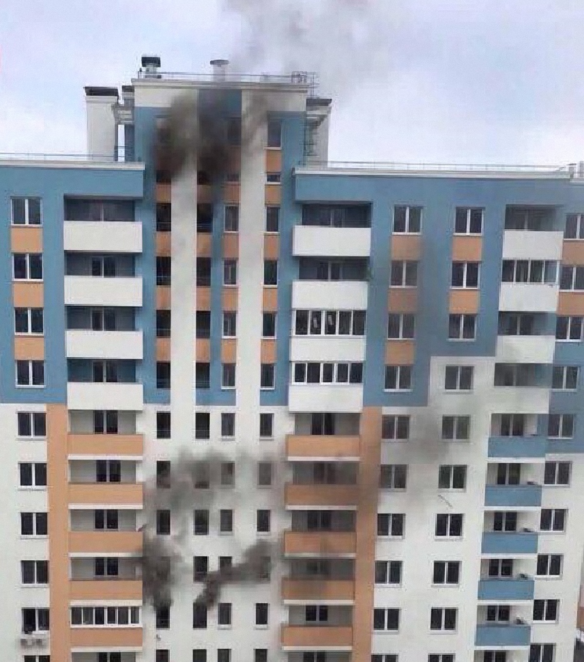 В Киеве на Виноградаре горит многоэтажка с людьми внутри - фото 1