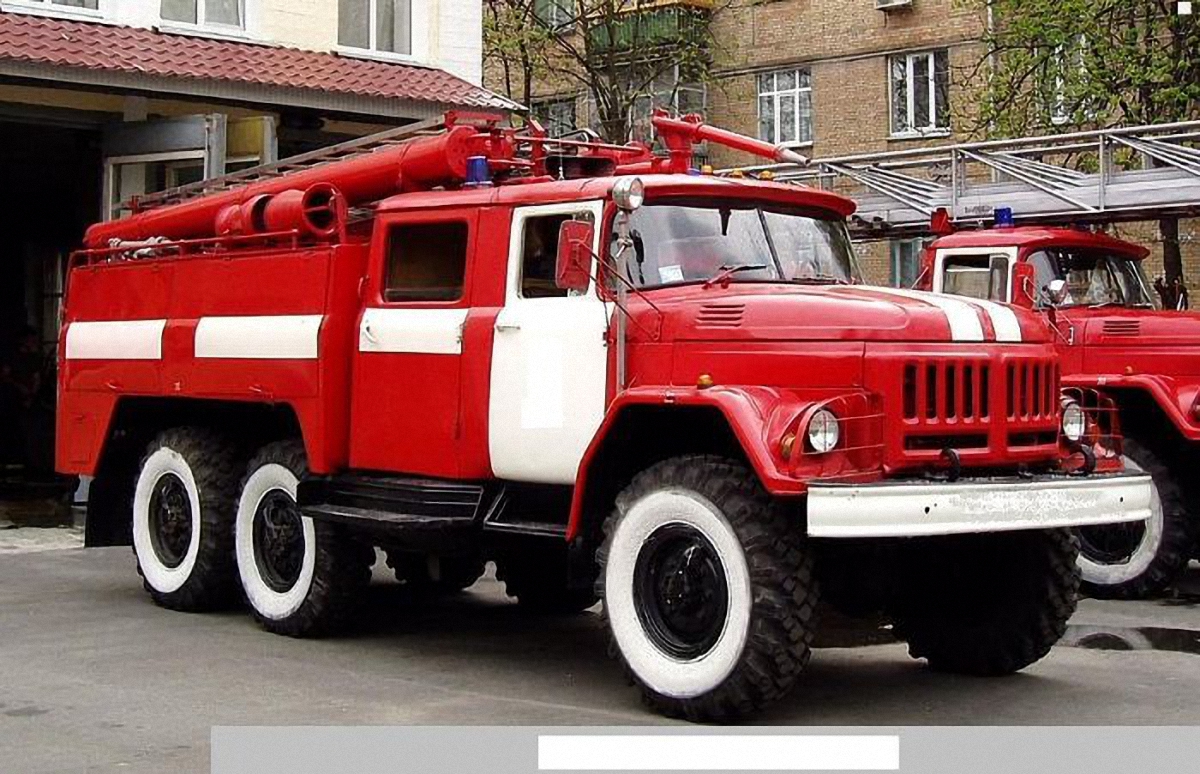 В Киеве пожарная машина провалилась под асфальт (видео) - фото 1
