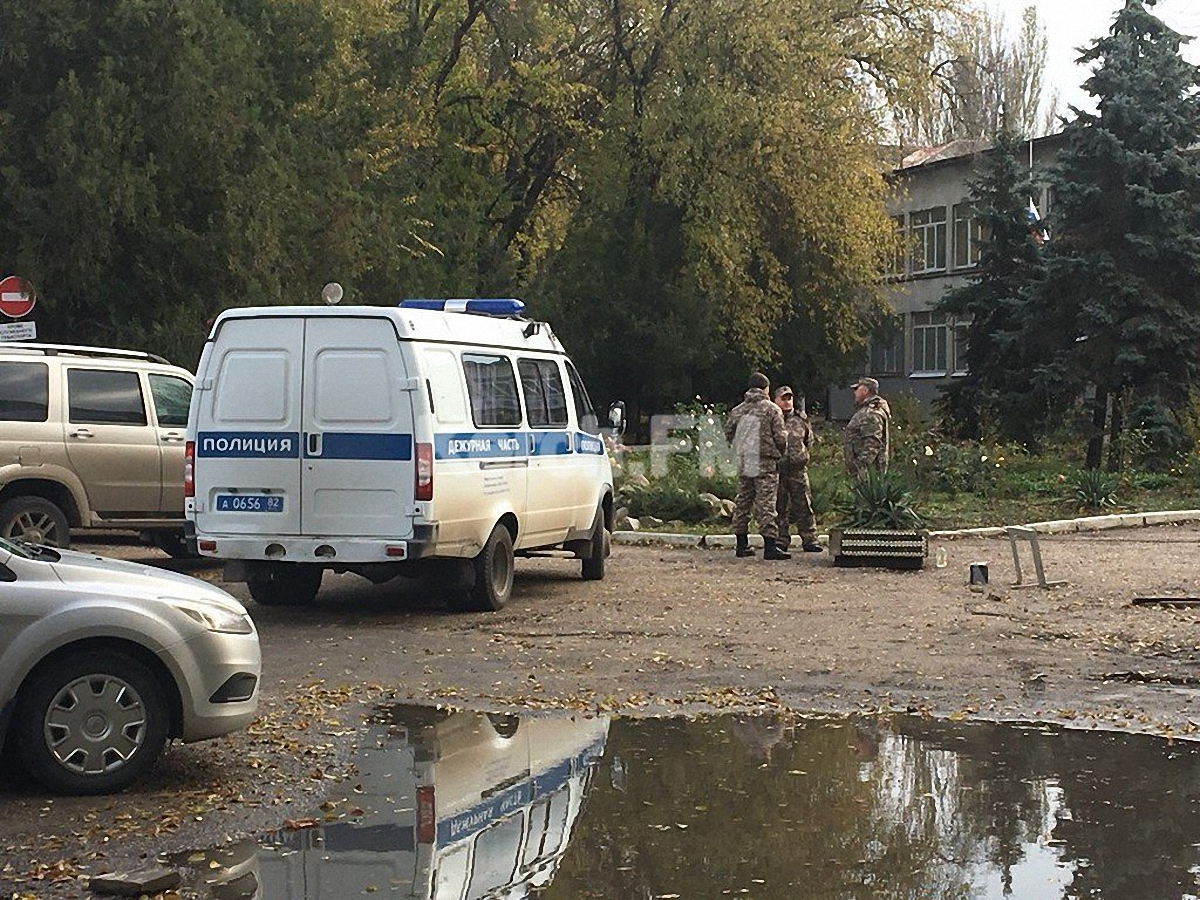 Российские террористы оцепили здание колледжа в Керчи - фото 1
