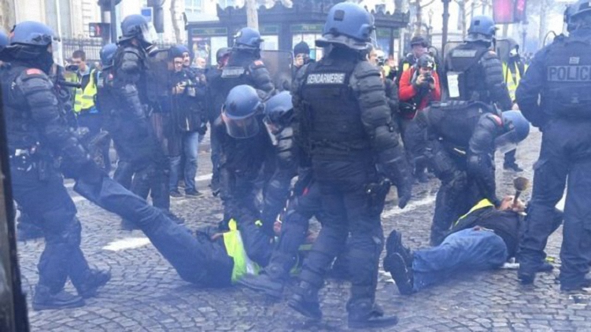 Протесты желтых жилетов: полицейские в отместку за своих применили газ и водяную пушку - фото 1