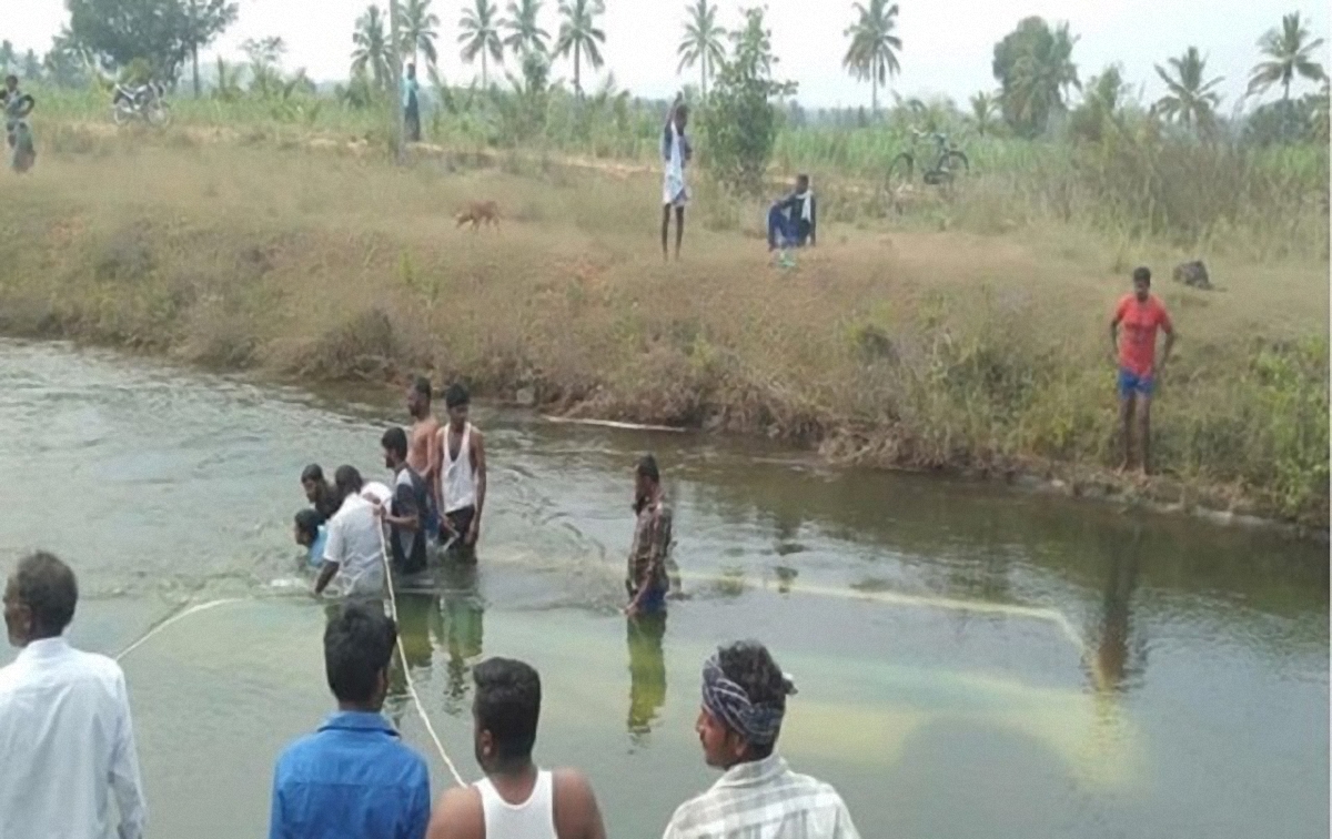 В Индии в канале утонул автобус с пассажирами - фото 1